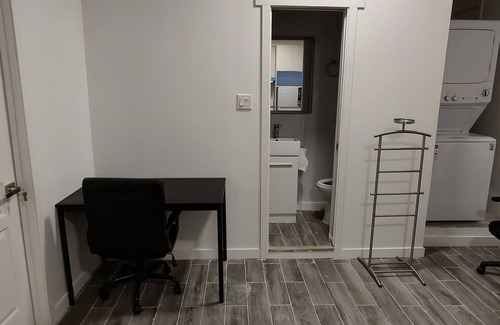 Burnaby House | 2BSuit/4minMetrotown/20minDowntown/Skytrain/Sleep4