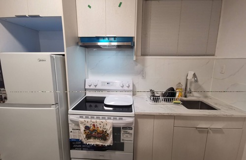 Burnaby House | 2BSuit/4minMetrotown/20minDowntown/Skytrain/Sleep4