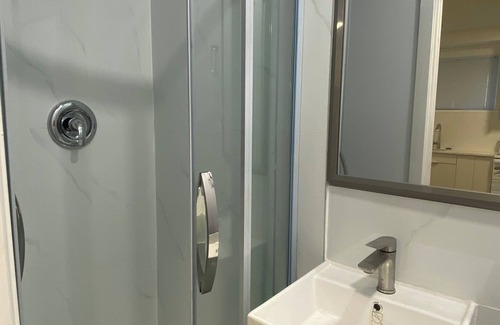 Burnaby House | 2BSuit/4minMetrotown/20minDowntown/Skytrain/Sleep4