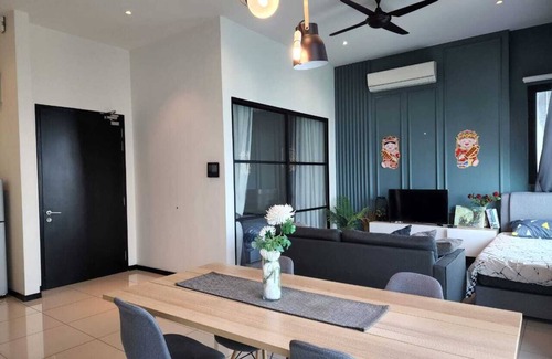 City Centre Condo | 2km bukit bintang,300m MRT,luxury facilities,9pax,many car parks