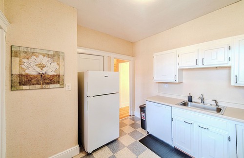 Coolidge Corner South Side Apartment | 2min->Coolidge&GreenT/King Bed/Full Kitchen/Arcade