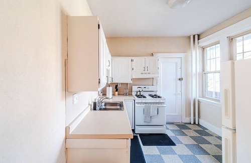 Coolidge Corner South Side Apartment | 2min->Coolidge&GreenT/King Bed/Full Kitchen/Arcade