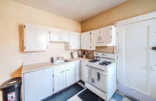 Coolidge Corner South Side Apartment | 2min->Coolidge&GreenT/King Bed/Full Kitchen/Arcade