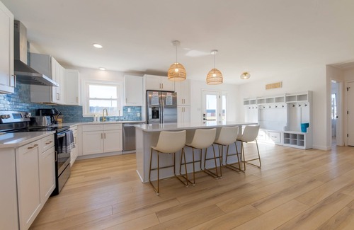 Kitty Hawk House | ⭐️2Min Walk to Ocean! Hot Tub! Huge New Deck! Quiet Road! Dogs! Open floorplan💥