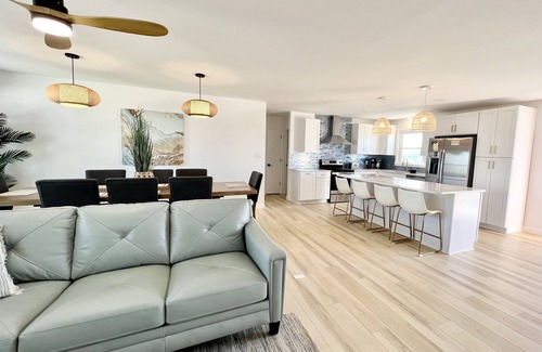 Kitty Hawk House | ⭐️2Min Walk to Ocean! Hot Tub! Huge New Deck! Quiet Road! Dogs! Open floorplan💥