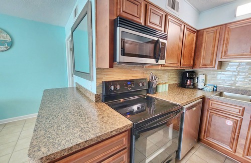 Panama City Beach Condo | 🏖️2nd Floor🏝️Beachfront Resort🌞Free Beach Chairs⚡Fireplace🔥Great location 🌴