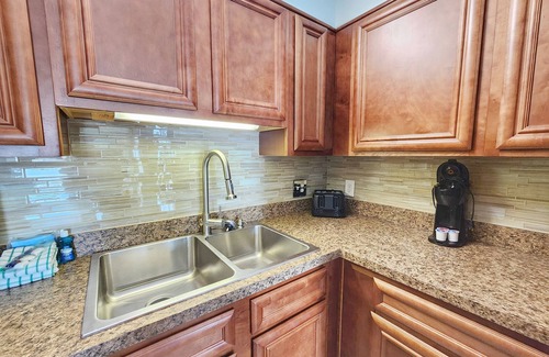 Panama City Beach Condo | 🏖️2nd Floor🏝️Beachfront Resort🌞Free Beach Chairs⚡Fireplace🔥Great location 🌴