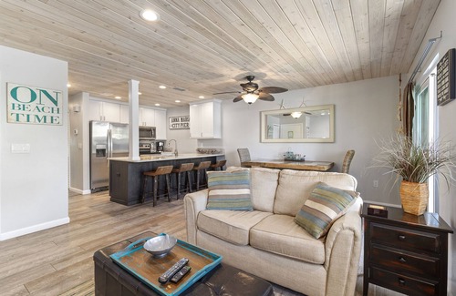 Bradenton Beach Condo | 2nd floor Bradenton Beach, Gulf view, beach view, WiFi, Balcony, keyless entry