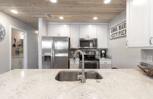 Bradenton Beach Condo | 2nd floor Bradenton Beach, Gulf view, beach view, WiFi, Balcony, keyless entry