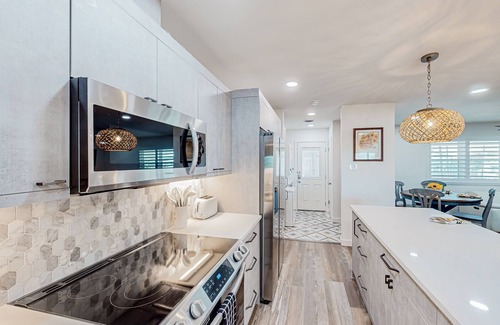 Del Mar Condo | 2nd-floor condo with water view, updated interior, private balcony, & W/D