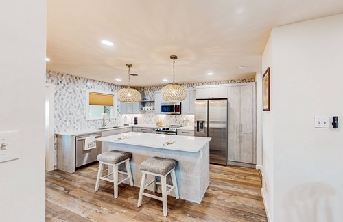 Del Mar Condo | 2nd-floor condo with water view, updated interior, private balcony, & W/D