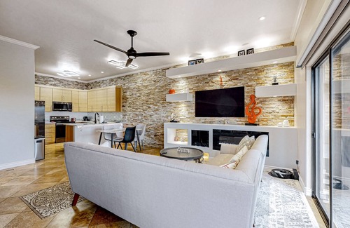Fountain Hills Condo | 2nd-floor condo with fireplace, patio, pool, hot tub, mini golf, BBQ area, & AC