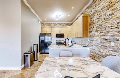 Fountain Hills Condo | 2nd-floor condo with fireplace, patio, pool, hot tub, mini golf, BBQ area, & AC