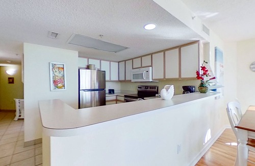 Crescent Beach Condo | 2nd floor oceanfront condo w/shared pools, hot tub, central AC, private W/D