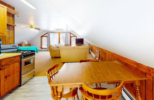 Rochester Apartment | 2nd-floor riverfront studio with mountain views, firepit, 2 canoes, & partial AC