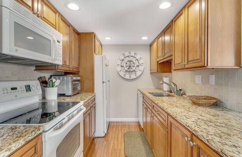 Bethany Beach Condo | 2nd-floor Sea Colony Tennis condo with pool, sauna & basketball court