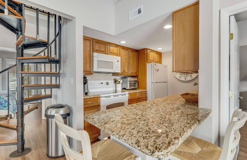 Bethany Beach Condo | 2nd-floor Sea Colony Tennis condo with pool, sauna & basketball court