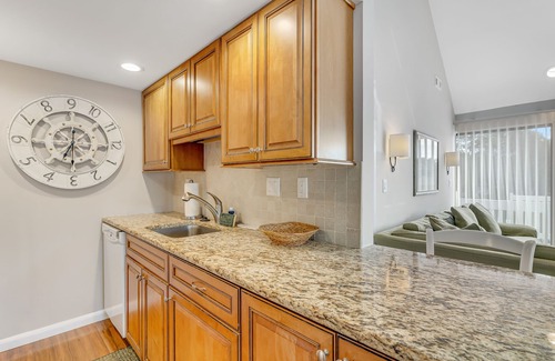 Bethany Beach Condo | 2nd-floor Sea Colony Tennis condo with pool, sauna & basketball court