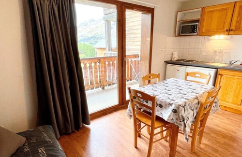 La Joue du Loup Apartment | 2nd floor, view mountain, swimming pool, terrace, parking, tv, ski locker, 27m², La Joue du Loup