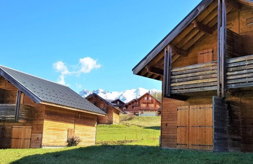 La Joue du Loup Apartment | 2nd floor, view mountain, swimming pool, terrace, parking, tv, ski locker, 27m², La Joue du Loup