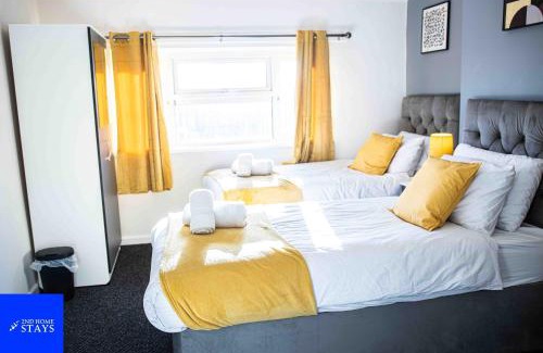 Walsall House | 2ndHomeStays-Walsall- A Charming 3-Bed Home with Landscape View - Suitable for Contractors and Families -Large Parking for 3 Vans - Sleeps 7- 7 mins to J10 M6 and 21 mins to Birmingham