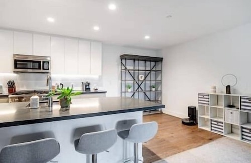 Menlo Park Apartment | 2x2BA Infamous Sandhill pool BBQ