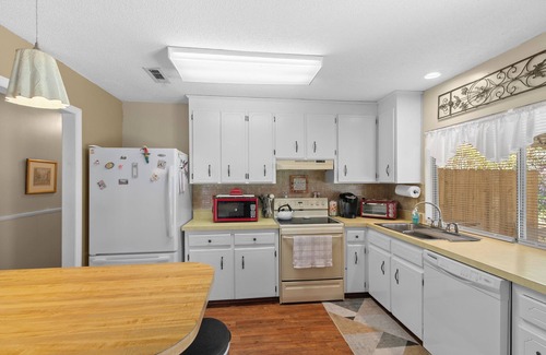 Dothan House | 3/1.5 Home Away from Home in Dothan
