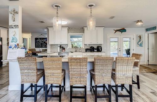 Crystal Shores House | 3/2 Waterfront-Heated Pool-Tiki Bar-Kayaks-close to springs-great neighborhood.