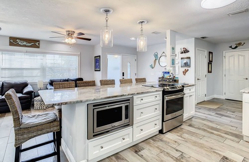 Crystal Shores House | 3/2 Waterfront-Heated Pool-Tiki Bar-Kayaks-close to springs-great neighborhood.