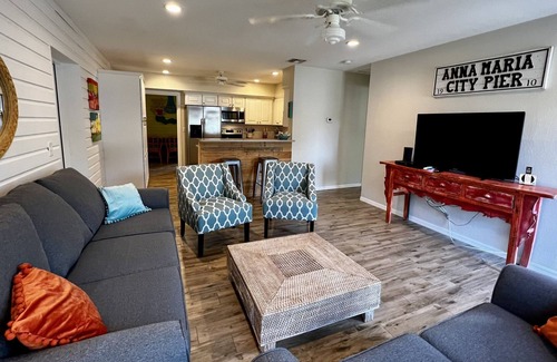 Holmes Beach House | 3-4 Bedroom home with Pool/Spa - 5 minute walk to the beach!