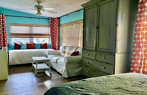 Holmes Beach House | 3-4 Bedroom home with Pool/Spa - 5 minute walk to the beach!