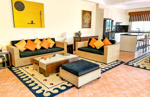 Laguna Villa | 3-4BR Laguna Golf Course Villa with Pool & Jacuzzi