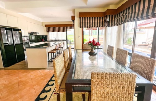 Laguna Villa | 3-4BR Laguna Golf Course Villa with Pool & Jacuzzi