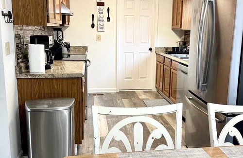 Scottsboro House | 3-5 mins from Goose Pond boat ramps, clean, inviting and many 5 star reviews!