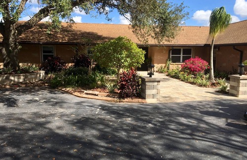 Southside Rural Community House | 3 acres private 4 bed, 4 bath ranch, unusually huge lanai, heated pool, grill!