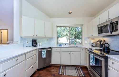 Sunriver House | 3 Bd/2.5 Ba, Pet Friendly,Hot tub, Bikes, Sunriver