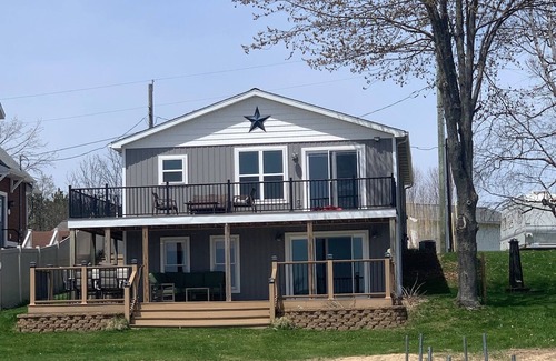 Coral Cottage | 3-BD, 2 Bth, Lake Front cottage, Beach, dock, Fire Pit, Hot Tub in 2025