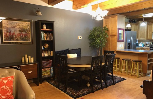 Wasilla House | 3 Bd-Beautiful Log Home w Garage & Yard in Central Wasilla