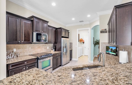 Arborwood House | 3-bd house in fantastic Plantation Golf neighborhood with pool, fitness, laundry