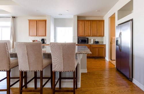 Aurora House | √3 BDR Ranch Home√For Families√Backyard√Parking√Quiet