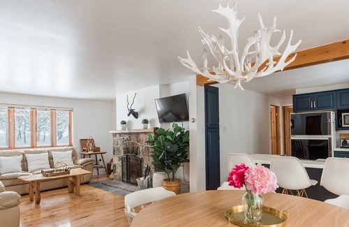Mont-Tremblant Ski Chalet | 3 bdrm chalet on the river, indoor sauna, close to the ski village