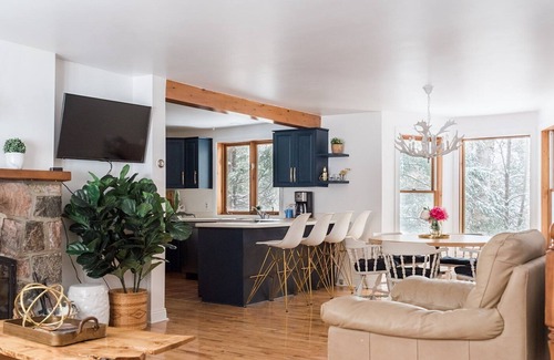 Mont-Tremblant Ski Chalet | 3 bdrm chalet on the river, indoor sauna, close to the ski village