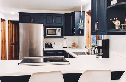 Mont-Tremblant Ski Chalet | 3 bdrm chalet on the river, indoor sauna, close to the ski village