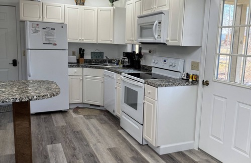 Jamestown House | 3 Bdrm Lake House Getaway - Three Minutes To Launch!