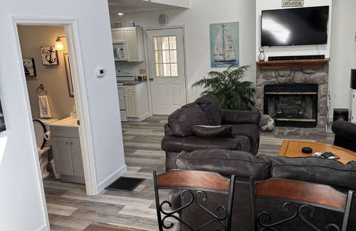 Jamestown House | 3 Bdrm Lake House Getaway - Three Minutes To Launch!