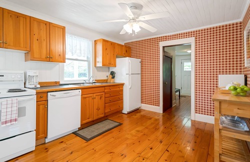 Historic Old Town Cottage | 3 Bdrm Private Cottage in Heart of Niagara, walk to Town and Minutes to Wineries