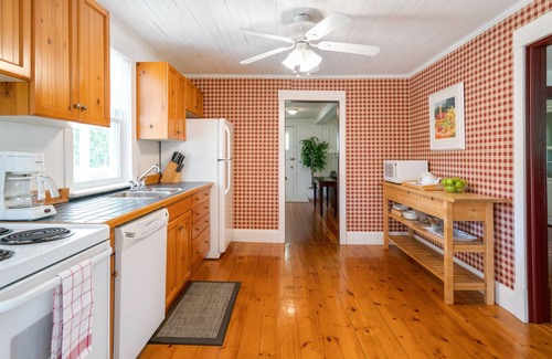 Historic Old Town Cottage | 3 Bdrm Private Cottage in Heart of Niagara, walk to Town and Minutes to Wineries