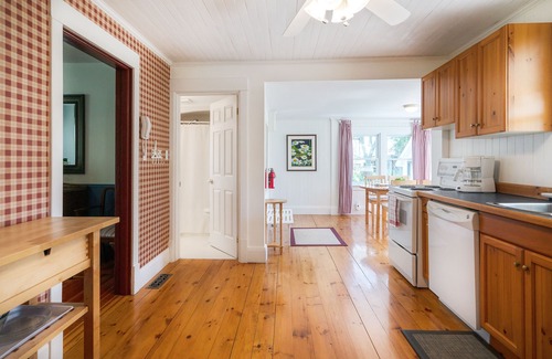 Historic Old Town Cottage | 3 Bdrm Private Cottage in Heart of Niagara, walk to Town and Minutes to Wineries
