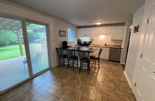 Mount Vernon House | 3 bed-1 Bath,5 min to the lake, HotTub, bring your dogs, full fenced back yard.