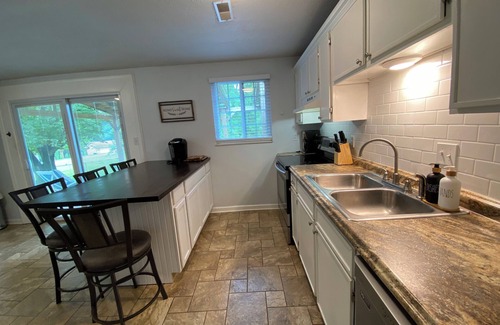 Mount Vernon House | 3 bed-1 Bath,5 min to the lake, HotTub, bring your dogs, full fenced back yard.